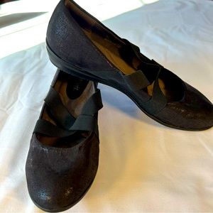 Women’s Euro soft by Sofft, black shimmer ballet flats, size 6.5